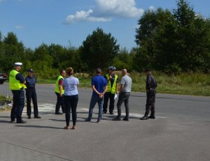 Policjanci badają miejsce wypadku