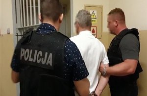 policjanci z zatrzymanym