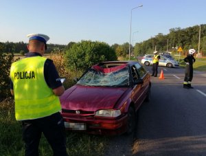 Policjant w trakcie dokumentowania przyczyn wypadku drogowego