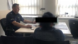 Policjant przesłuchuje zatrzymaną