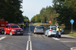 Policjanci pracują na miejscu wypadku drogowego