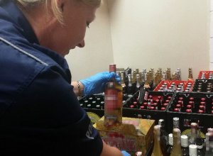 Policjantka w trakcie oględzin alkoholu