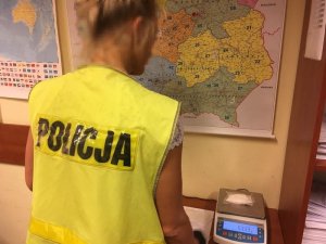 Policjantka w trakcie ważenia narkotyków