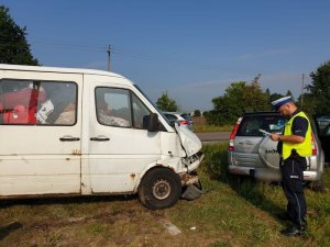 Policjanci pracują na miejscu wypadku