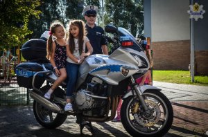 Dziewczynki na motocyklu policyjnym