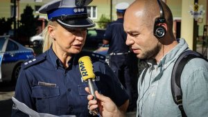 Policjantka udziela informacji dziennikarzowi