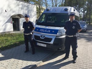 Policjanci przy radiowozie