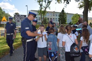 Policjanci rozmawiają z dziećmi