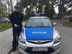 policjant przy radiowozie