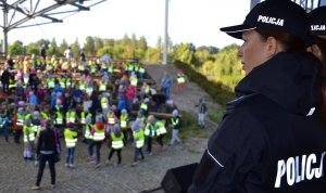 policjanci z dziećmi