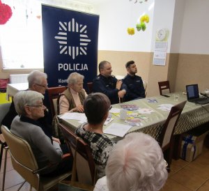 policjant z seniorami na debacie