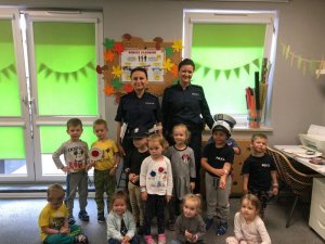 Policjantka na zajęciach z dziećmi
