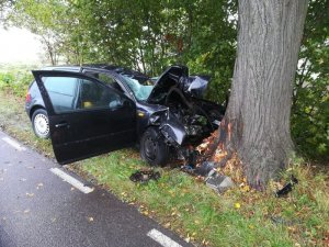 Policjanci pracują na miejscu wypadku