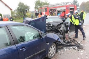 policjanci na miejscu wypadku