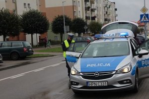 radiowóz i policjant na miejscu wypadku