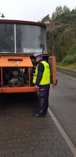 policjant przy  autobusie