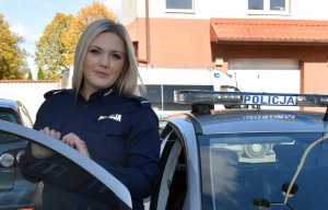 Policjantka stoi przy radiowozie