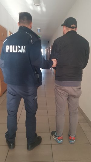 policjant z zatrzymanym