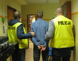 zatrzymany i policjanci