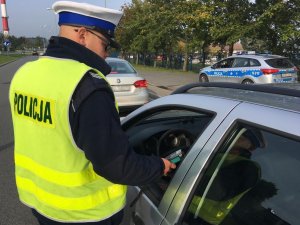 policjant sprawdza trzeźwość kierowcy