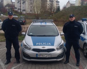 policjanci przy radiowozie