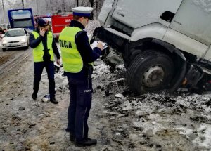 Policjanci pracują na miejscu wypadku drogowego