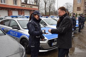 Policjanci podczas przekazania radiowozów