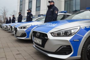 policjanci przy radiowozach