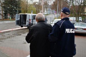 policjant z zatrzymanym