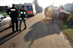 Policjanci pracują na miejscu wypadku