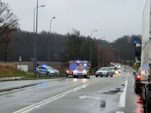 Policjanci w trakcie pracy na miejscu wypadku drogowego