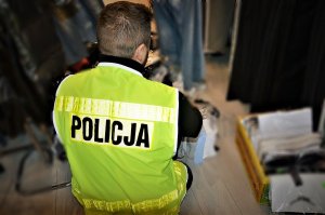 Policjant podczas oględzin