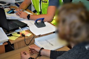 policjant i zatrzymany