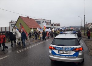 ludzie na orszaku i policjanci