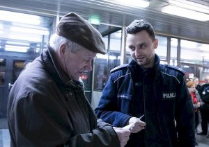 Policjanci rozmawiają z seniorami