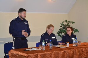 policjanci na odprawie