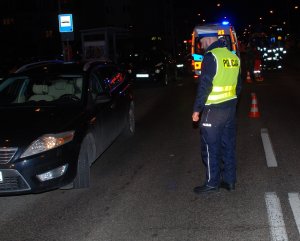 Policjant w trakcie pracy na miejscu wypadku