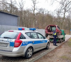 Policjanci w trakcie kontroli pojazdu