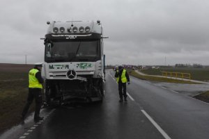 Policjant w trakcie czynności na miejscu wypadku drogowego