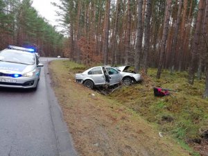 Policjant w trakcie czynności na miejscu wypadku drogowego