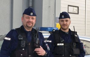 Policjanci, którzy eskortowali rodzącą