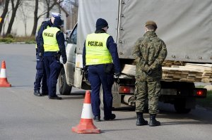 policjanci na blokadzie