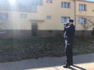 policjant pod blokiem