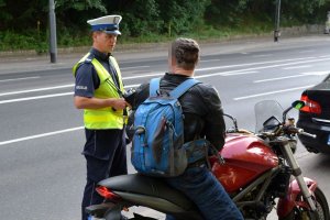 policjant przy kontroli drogowej