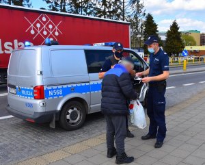 policjanci rozdają maseczki