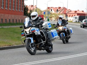 policjanci na motocyklach