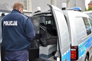 Policjanci prowadzą zatrzymanego