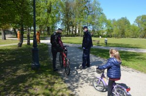 policjanci w patrolu