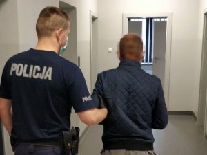 policjant i zatyrzyamany