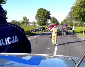 Policjanci w trakcie zabezpieczenia miejsca wypadku drogowego